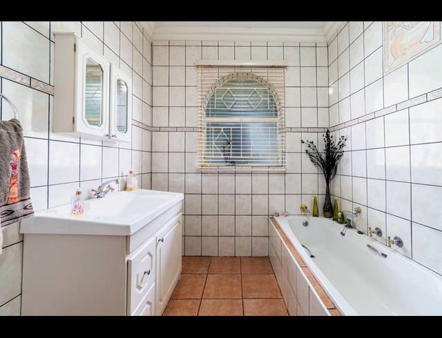 4 BEDROOM HOUSE FOR SALE IN HELDERKRUIN